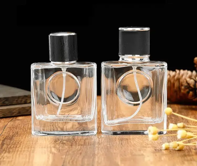 香水はプラスチックボトルで保存できますか？香水を保存する場合、ボトルの素材はその品質と寿命を維持する上で重要な役割を果たします。技術的にはペットボトルに香水を保存することは可能ですが、香りに影響を与える可能性があるプラスチックとガラス瓶の間には大きな違いがあります。香水のプラスチックボトルとガラス瓶の比較：1.ガラス瓶：利点：非反応性：ガラスは非反応性素材であるため、時間の経過とともに香りが変化したり、香りに影響を与えたりすることはない。保存性が高い：ガラス瓶は密閉性が高く、香水の香りと化学成分を保つのに理想的である。美的魅力：ガラス瓶は視覚的により魅力的で、高級香水によく使われる。デメリット割れやすい：ガラス瓶は壊れやすく、落とすと割れやすい。重くかさばる：ガラス瓶は重く、旅行には不便。2.プラスチックボトル：利点軽い：ペットボトルはガラスよりはるかに軽いので、持ち運びに便利で旅行にも適している。費用対効果：プラスチックは一般的に製造コストが安いため、包装コストを下げることができる。耐久性：プラスチックはガラスに比べて割れにくいため、日常使いや旅行用として耐久性が高い。デメリット透過性：プラスチックはガラスよりも透過性が高く、香水の分子が素材と相互作用する可能性がある。そのため、時間の経過とともに香りが変化する可能性がある。化学反応：香水の中には、プラスチックと反応するオイルやアルコールを含むものがあり、ボトルの劣化や香りの変化を引き起こすことがある。エレガントさに欠ける：プラスチックボトルは、ガラスボトルのような美しさや高級感に欠けることが多い。香水の保存に最適な素材香水の最高の保存のために、ガラス瓶は一般的にその非反応性の性質のために理想的な材料と見なされます。しかし、ペットボトルが必要な場合は、高密度ポリエチレン（HDPE）やPETプラスチックが香水の保存に適している。これらの種類のプラスチックは、香水と反応するリスクが低い。香水の正しい保管方法：涼しく乾燥させる：直射日光を避け、涼しく乾燥した場所に香水を保管する。熱や日光は香りを分解し、香りが薄くなる原因になります。湿気を避ける：バスルームは湿度が高すぎることがあり、時間が経つと香水の成分に影響を与える可能性があります。乾燥したクローゼットや棚を選びましょう。キャップをしておく：香水が蒸発したり空気に触れたりしないよう、キャップは必ずしっかりと閉めてください。オリジナルのパッケージで保管する：可能であれば、香水は元の箱に入れて保管しましょう。箱は、光や温度の変化から香水を保護するのに役立ちます。振らないこと：香水を振るとオイルが攪拌され、香りが変わる可能性があります。ボトルを振らずにスプレーしてください。香水を保管する際の注意点：長期保管用のプラスチックは避ける：短期間の使用や旅行用にはプラスチックボトルでもよいかもしれませんが、長期保存にはガラスが適しています。賞味期限を確認する：香水は長持ちしない。正しく保管すれば3～5年は持つが、特に空気や光、熱にさらされると、時間とともに品質が劣化する。製品に関するQ&AQ: 香水はペットボトルで保管すると香りが失われますか？A: はい、香水はペットボトルで長期間保管すると、香水とプラスチックの化学反応により、香りが失われたり、香りが変化したりすることがあります。Q: 香水はガラス瓶でどのくらいもちますか？A: ガラス瓶に入れた香水は、適切な条件（涼しく乾燥した暗い場所）で保管すれば、3～5年はもちます。Q: 香水は冷蔵庫で保存できますか？A: 香水を冷蔵庫で保管する必要はありませんが、保管する場合は温度が安定していることを確認し、香りに影響を与える可能性のある極端な低温は避けてください。.