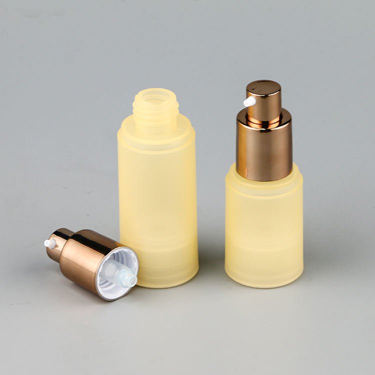 Frascos de plástico con bomba de vacío para perfumes y lociones.