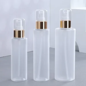 Bottiglia spray in plastica PET smerigliata con tappo placcato oro 150ml