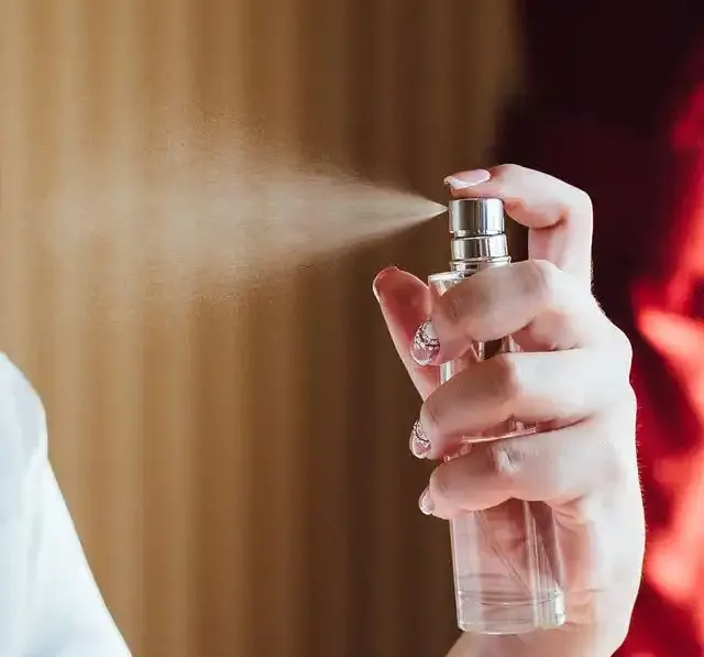 ¿Cuántas pulverizaciones tiene un frasco de perfume de 50 ml o 100 ml?