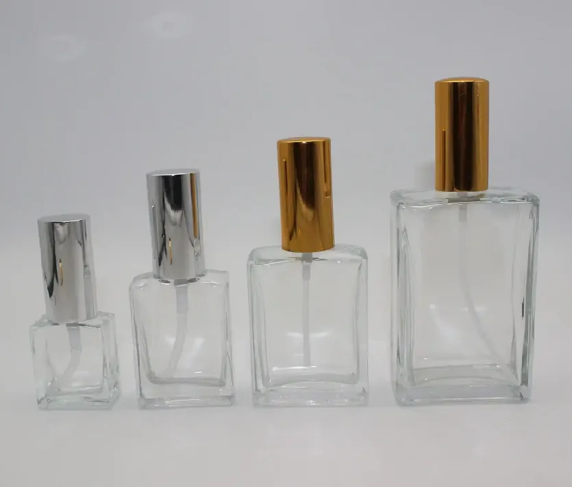 Frascos de perfume de 30 ml, 50 ml y 100 ml en la mano