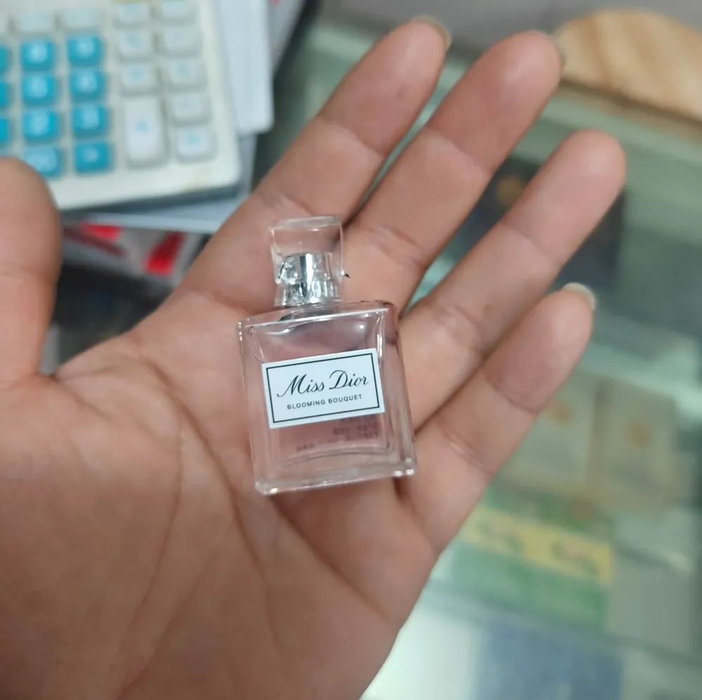 5ml perfume bottle size in hand