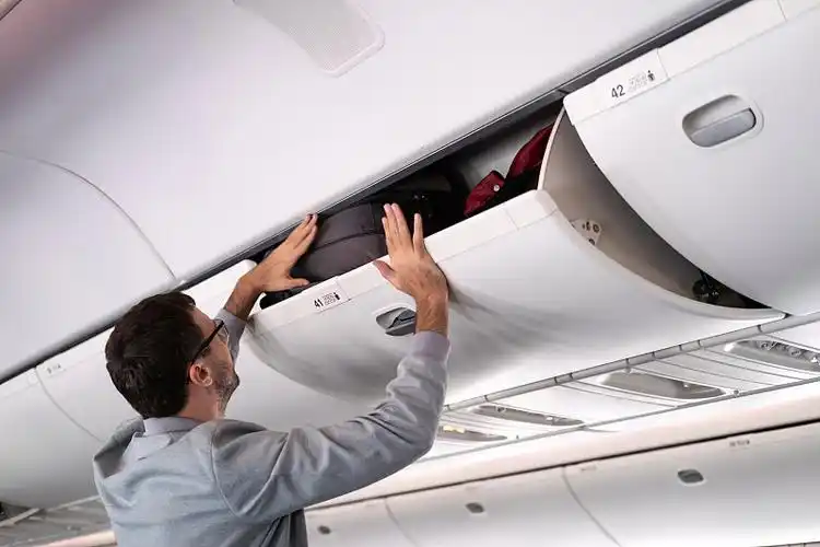 ¿Se puede llevar perfume en el avión?