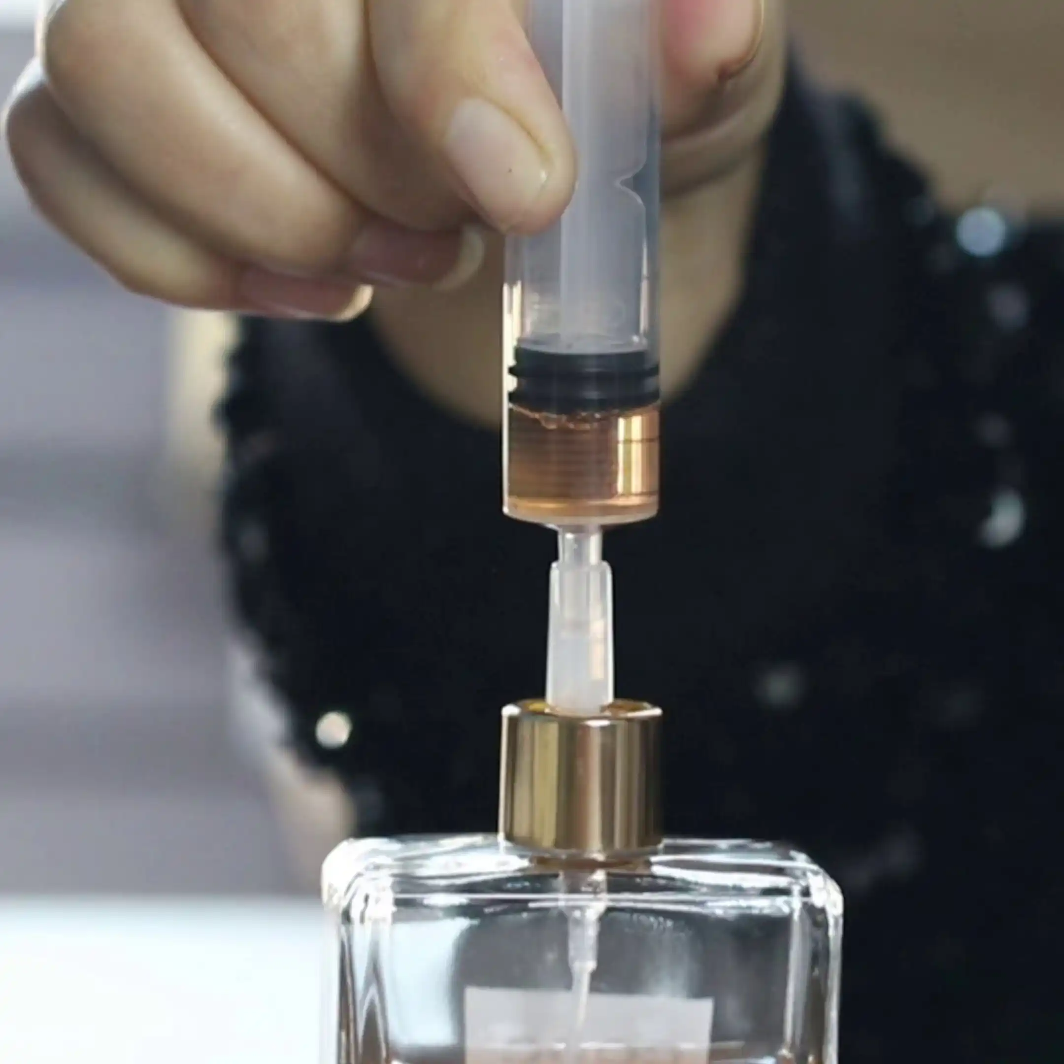 Cómo rellenar un frasco de perfume sin jeringa