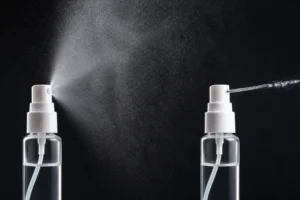 Deux pulvérisateurs à fine brume : comparaison entre un nuage d'atomes étendu et un jet de liquide étroit