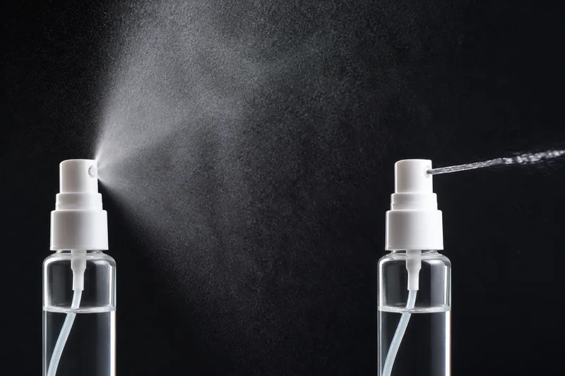 Deux pulvérisateurs à fine brume : comparaison entre un nuage d'atomes étendu et un jet de liquide étroit