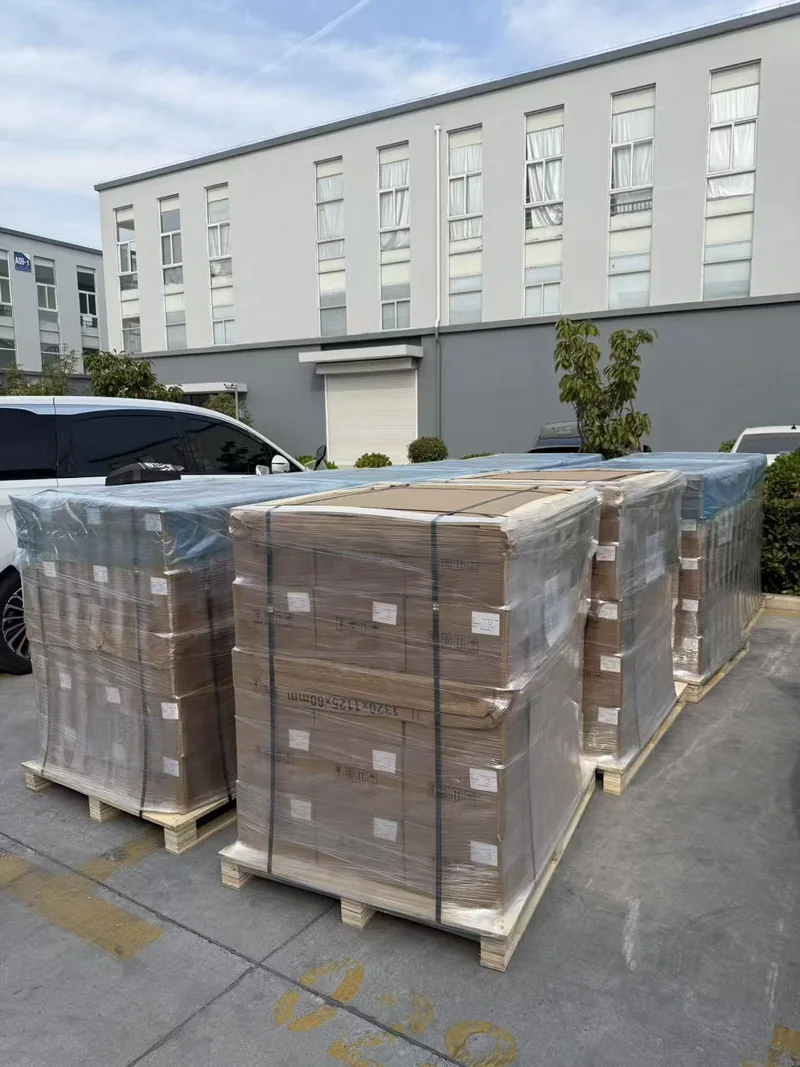In Schrumpffolie verpackte Paletten mit fertigen Diffusorflaschen, bereit für den Versand nach Japan